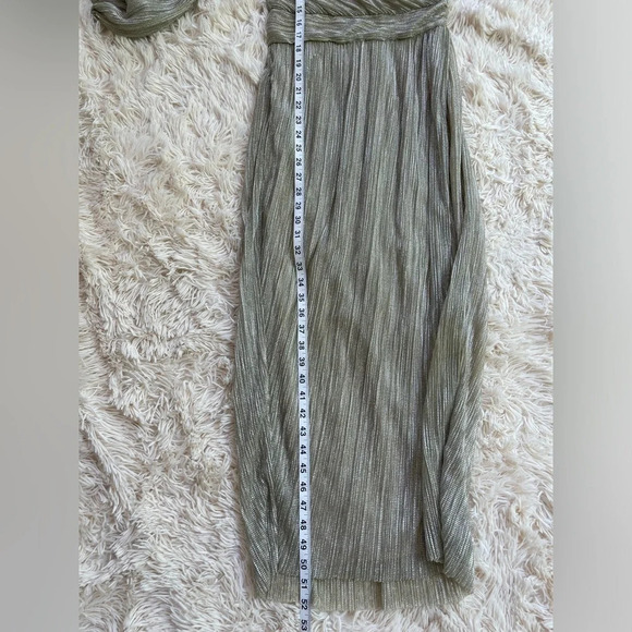 SAYLOR Alora Plisse’ Metallic One Shoulder Goddess Gown EUC XS Silver/platinum - Picture 11 of 15